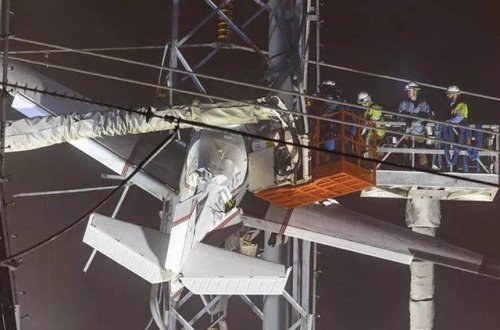 ABŞ-da kiçik təyyarə elektrik dirəyinə ilişib: 2 nəfər YARALANIB