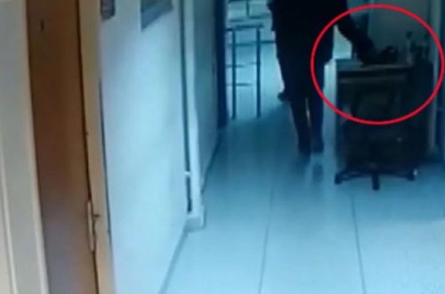 İstanbulda həbs olunan şəxs bölmədə polisin çantasını oğurladı - VİDEO