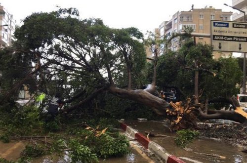 Antalyada güclü yağışlar həyatı iflic edib