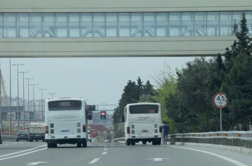 Bakıda sərnişin avtobusu işıq dirəyinə, daha sonra ağaca çırpılıb