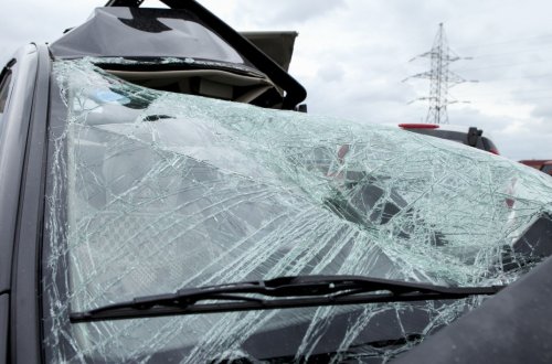 Şəmkirdə minik maşını aşıb, xəsarət alanlar var