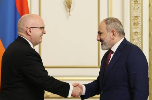 Nikol Paşinyan Filip Rikerlə görüşüb