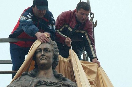 Ukrayna Odessa şəhərində II. Yekaterina heykəlinin götürülməsinə qərar verib