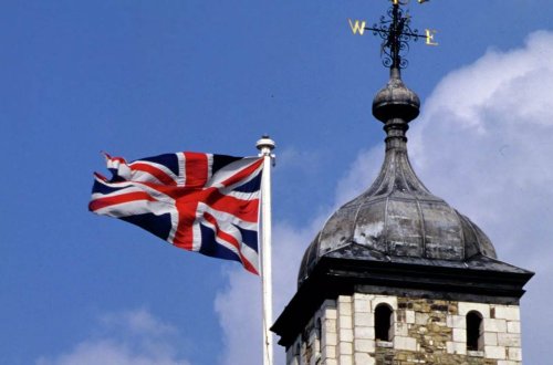 Şahzadə Uilyamın xaç anası irqçi şərhlərdən sonra istefa verib