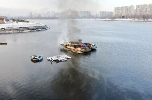 Moskva çayında gəmi yanıb