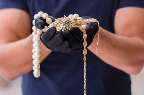 43 yaşlı kişi gecə klubunda tanış olduğu qızın evini qarət etdi - Paytaxtda ŞOK OLAY