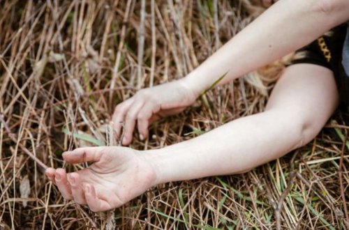 Tükürpədici hadisə: Kürəkən qayınansını evə apararkən çöllükdə zorladı