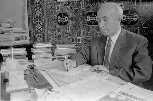 Sözlərdən dərin fikirlərin cövhərini çəkmək cəhdində...