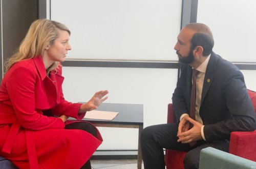Mirzoyan həmkarı ilə Kanadanın İrəvanda səfirlik açmasını müzakirə edib