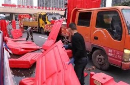 Çində barrikadalar sökülməyə başlayıb