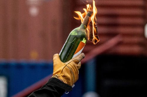 İranda iki deputatın ofisinə hücum olub