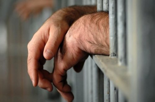 Bakı sakini istintaq təcridxanasında saxlanılan qohumuna narkotik keçirmək istəyib