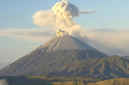 İndoneziyada Semeru vulkanı püskürüb