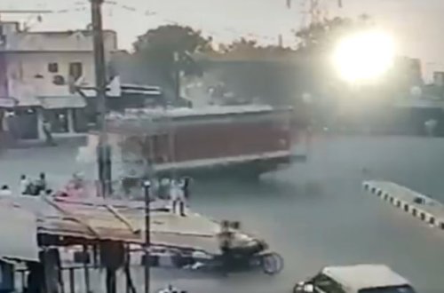 Hindistanda yük maşını avtobus dayanacağına çırpılıb: Çox sayda ölü və yaralı var - VİDEO