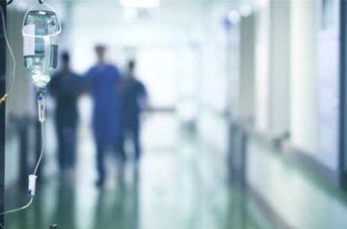 Azərbaycanda ŞOK: Sevgilisindən ayrılan tələbə qız özünü BIÇAQLADI