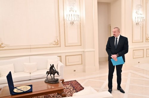 Əziz Əliyevin vaxtilə iş otağında olan heykəltəraşlıq əsəri Azərbaycan Prezidentinə təqdim edilib