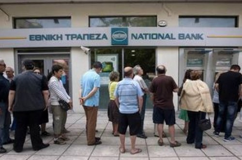 Yunanıstanda dəhşət: Polkovnik qumbara ilə bankı qarət etdi