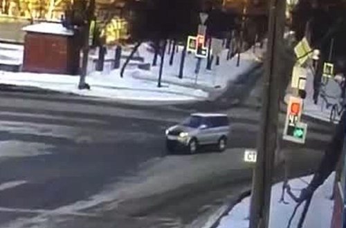 Qəza oldu, maşındakı uşaq çölə düşdü - VİDEO