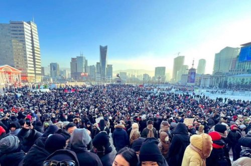 Monqolustan paytaxtında etirazlar zamanı 13 polis əməkdaşı yaralanıb