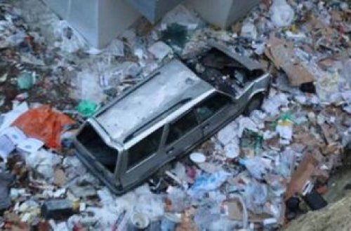 Avtomobil 15 metr hündürlükdən mənzilin boşluğuna düşüb