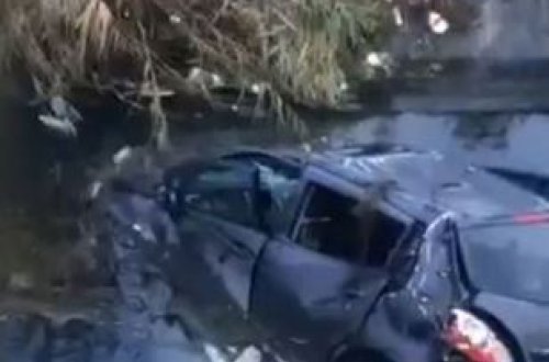 Qadın sürücü avtomobili kanala aşırdı: Yanında məktəbli övladı da olub - VİDEO