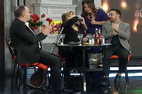 Şəbnəm canlı efirdə Mənzurənin əlindən öpdü - VİDEO
