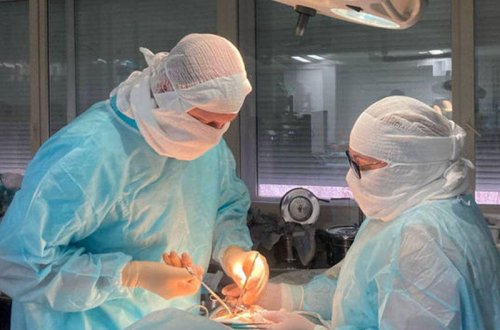 12 yaşlı qızın mədəsindən nəhəng saç topası çıxdı - FOTO