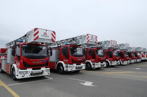 Ильхам Алиев ознакомился с новой техникой спецназначения и автомобилями скорой медицинской помощи