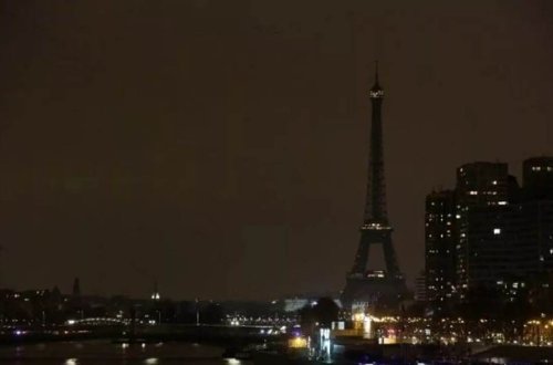 Parisin bir çox məhəllələri elektrik kəsilməsi səbəbindən qaranlığa qərq olub