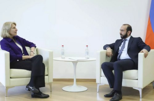 Dövlət katibinin köməkçisi: 