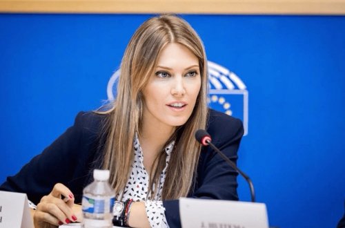 Eva Kayli Avropa Parlamentinin sədr müavini səlahiyyətlərindən məhrum edilib