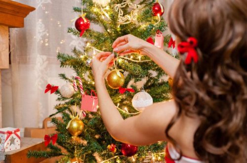 Bakıda yeniyetmə qız yolka quraşdırarkən 6-cı mərtəbədən yıxılaraq ölüb