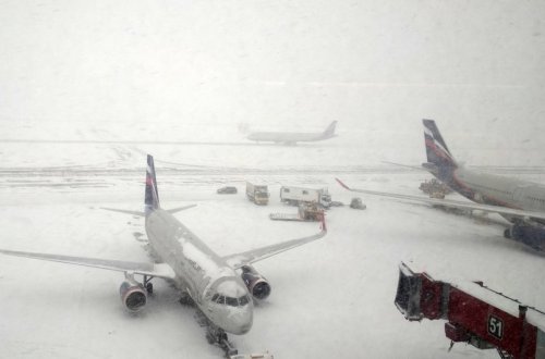 Moskva aeroportlarında güclü qar səbəbindən onlarla aviareys gecikir