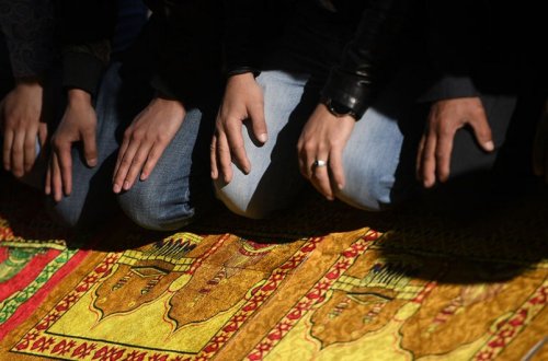 ABŞ-da müəllim tələbələri cadugərlikdə ittiham edərək namaza qadağa qoyub