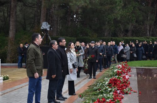 Medianın İnkişafı Agentliyinin nümayəndələri Ümummilli Lider Heydər Əliyevin məzarını ziyarət ediblər
