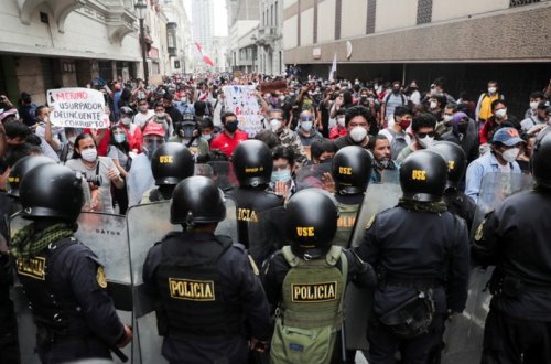 Peruda etirazçılar hava limanını bağlayıblar