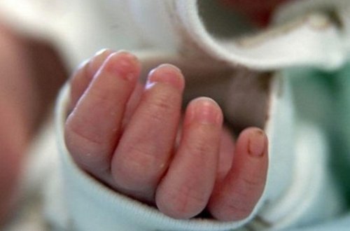 На Абшероне годовалый ребенок упал со второго этажа