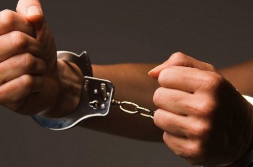 Tanışı qadını qorxutmaq üçün evinə qumbara atdı