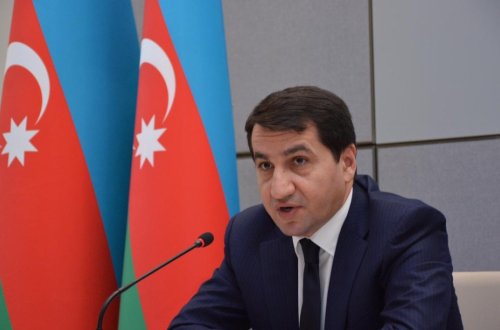 Hikmət Hacıyev: Laçın yolunu azərbaycanlı etirazçılar deyil, Rusiya sülhməramlıları bağlayıb