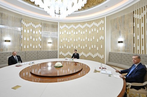 Azərbaycan, Türkiyə və Türkmənistan Dövlət Başçılarının Birinci Zirvə Görüşünün Birgə Bəyanatı qəbul edilib