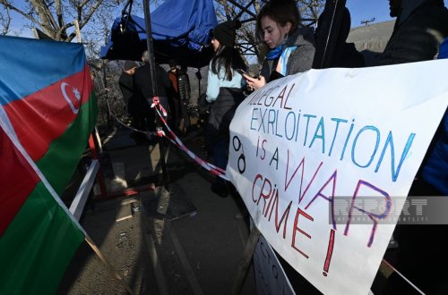 Şuşa-Xankəndi yolunda aksiyaçılar vətənpərvərlik ruhunda şüarlar səsləndirir