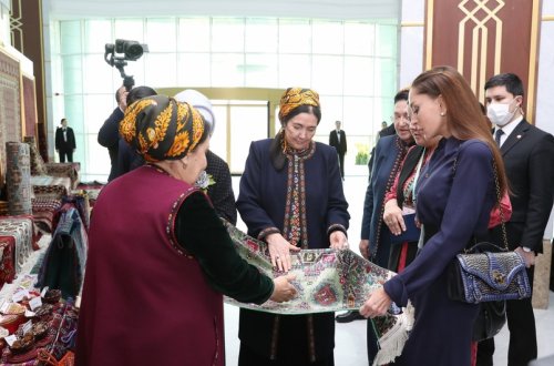 Mehriban Əliyeva Türkmənbaşı şəhərində təsviri və dekorativ sənət əsərlərindən ibarət sərgilərlə tanış olub
