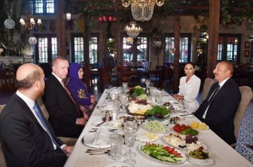 Azərbaycan və Türkiyə dövlət başçılarının və onların xanımlarının şərəfinə rəsmi nahar verilib