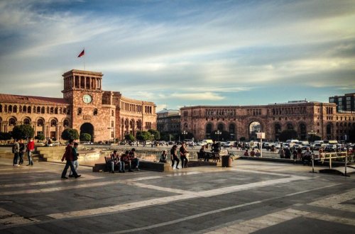 Ermənistanda iki nazirlikdə yoxlamalar başlayıb