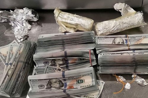 Göyərtili kotletlərin arasında pul keçirmək istəyən kişi saxlanılıb