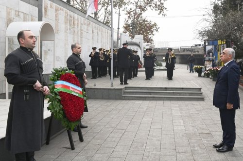 Əli Əsədov Tbilisidə Qəhrəmanlar abidəsini ziyarət edib