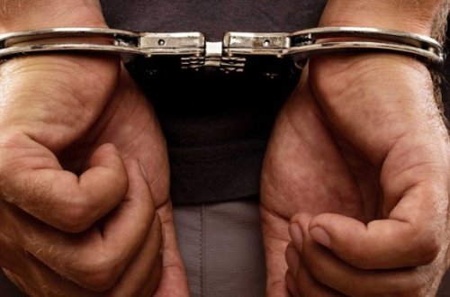 Anası ilə mübahisə edən şəxs polisə çəngəllə xəsarət yetirdi