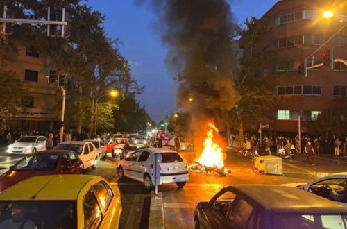 İranda etirazlar davam edir: ETTELAAT-ın nəzarət kamerası yandırılıb
