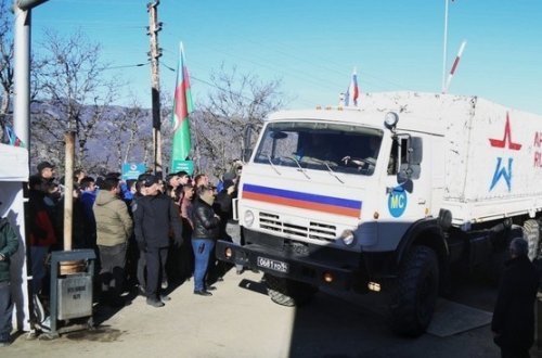 Aksiya iştirakçıları sülhməramlıların birinin ailə üzvlərinin keçidinə şərait yaradıblar