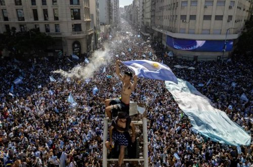 Argentinada insanlar qələbəni küçələrə axışaraq qeyd etdi - Video